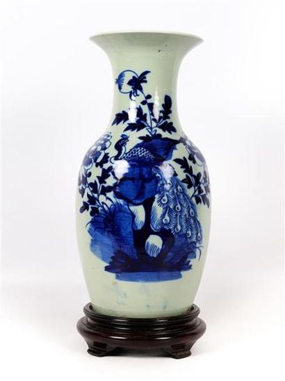 null CHINE
Vase de forme balustre en porcelaine céladon à décor d'un paon posé sur...