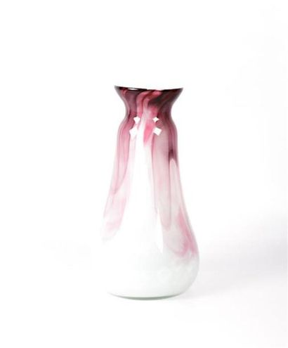 null NOVARO Jean-Claude (1943-2014)
Vase en verre marbré dans les tons mauve rosé,...