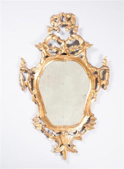 null Miroir de forme mouvementée en bois et stuc mouluré, sculpté et doré à décor...