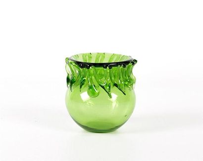 null BACCARAT - Musée du Louvre
Photophore en cristal teinté vert, le col ourlé d'un...