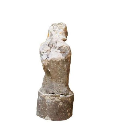 null Statue sculptée en pierre calcaire représentant une Ondine, ou nymphe qui amenait...