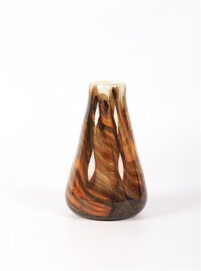 null NOVARO Jean-Claude (1943-2014)
Vase piriforme en verre de Biot à décor marbré...