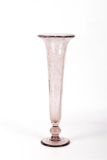 null Vase tulipe posant sur un piédouche en verre teinté rose et bullé dans la masse...