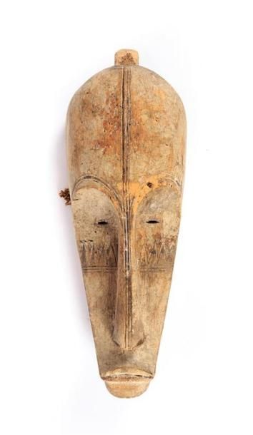 null GABON
Grand masque Fang Ngil en bois sculpté avec traces de kaolin
Etiquette...