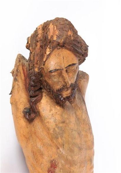 null Christ en bois sculpté polychrome. Tête penchée vers la droite. Un beau visage...