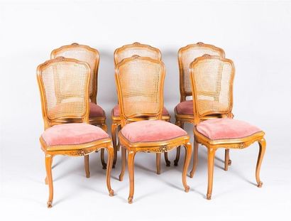 null Suite de six chaises en bois naturel mouluré et sculpté, le dossier canné, l'assise...