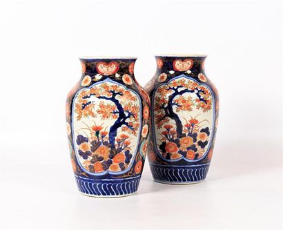 null JAPON
Paire de vases à décor dit Imari de forme tronconique à col reserré, la...