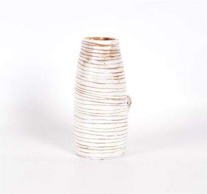 null JOLAIN Mado (née en 1921) 
Vase de forme tronconique en terre cuite à engobe...