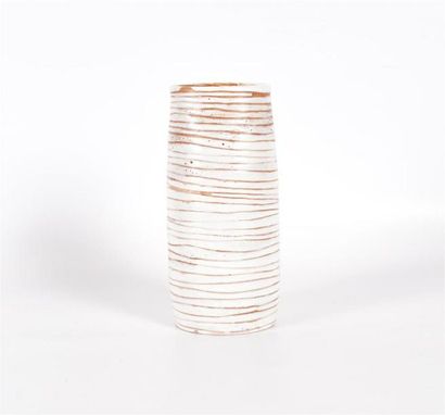 null JOLAIN Mado (née en 1921) 
Vase de forme tronconique en terre cuite à engobe...