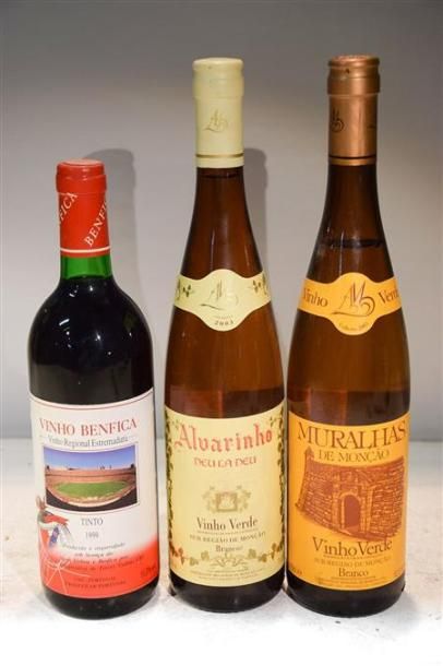 null Lot de 3 blles de vin portugais comprenant :		

1 Blle	VINHO VERDE ALVARINHO...