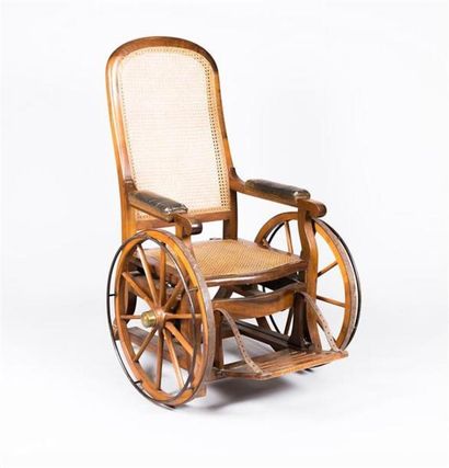 null Fauteuil roulant en bois naturel et bois de placage, le dossier et l'assise...