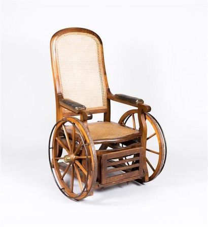 null Fauteuil roulant en bois naturel et bois de placage, le dossier et l'assise...