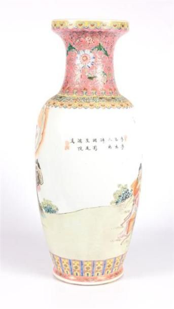 null CHINE
Vase en porcelaine à décor en émaux polychromes dit de la famille rose...