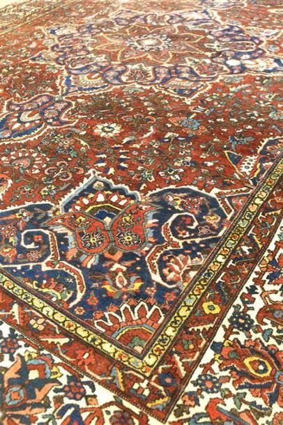null BAKTIAR Iran vers 1975
Important tapis en laine à décor d'un médaillon central...