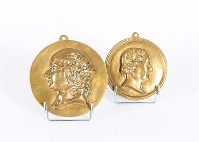null Deux médaillons en bronze figurant des personnages de profil, l'une marqué David...