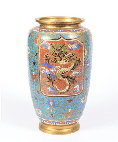 JAPON Vase de forme balustre en bronze et...