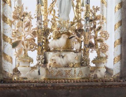 null Reliquaire en paperolle représentant la Vierge Marie dans une boite en verre...