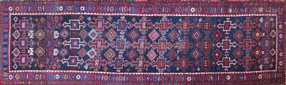 null TURQUIE
Galerie Kurde en laine à motifs géométriques
(usures)
314 x 99 cm
Expert...