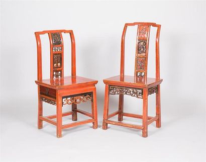 Deux chaises en bois naturel mouluré, sculpté...