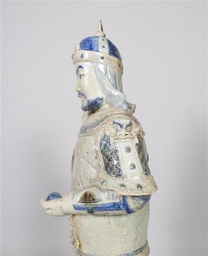 null CHINE 
Statue en céramique figurant un guerrier traité en camaïeu bleu.
XXème...