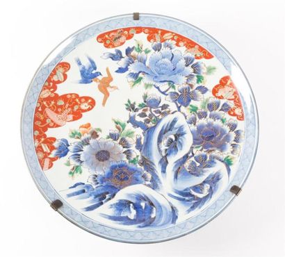 null JAPON
Important plat de forme ronde à décor polychrome dit Imari dans son bassin...