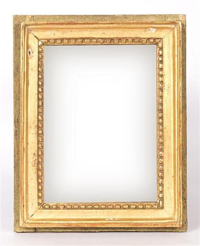 null Miroir de forme rectangulaire en bois mouluré, frise de perles à la vue.
XVIIIème...