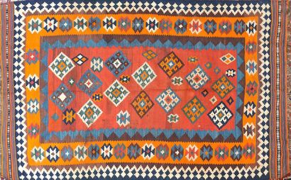 null Kilim à décor de formes losangiques sur fond rouge, les bordures à décor de...