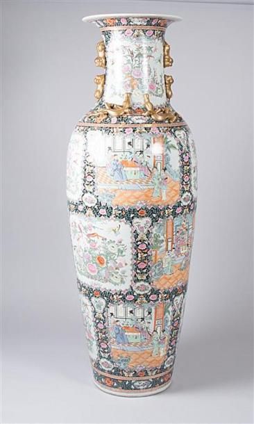 CHINE Très important vase en porcelaine à...
