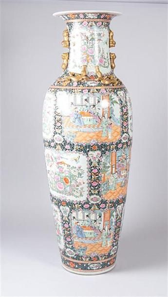 null CHINE 
Très important vase en porcelaine à décor polychrome et rehauts dorés...