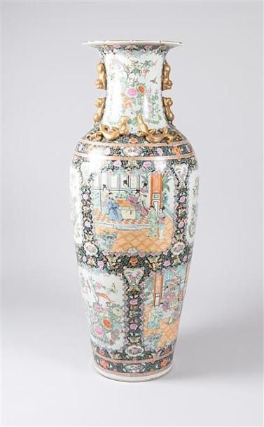 null CHINE 
Très important vase en porcelaine à décor polychrome et rehauts dorés...