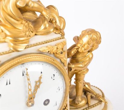 null Pendule en bronze et marbre blanc, le cadran de forme ronde indiquant les heures...