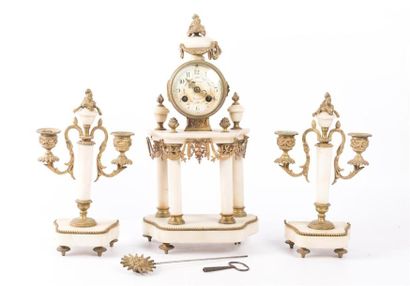 null Garniture de cheminée en marbre blanc et bronze comprenant une pendule portique,...