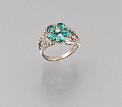 null Bague fleur en or blanc, les pétales ornés de cinq emeraudes de taille ovale...