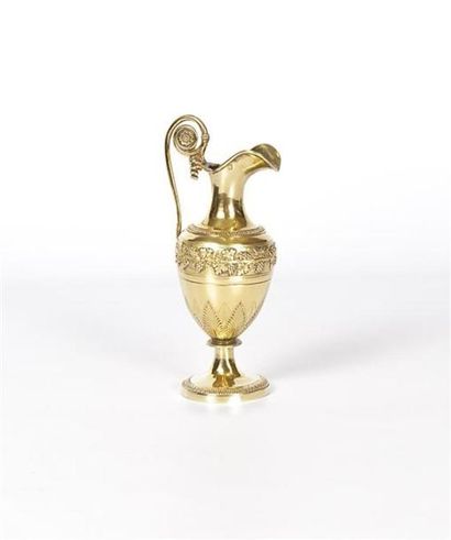 null Burette en argent (1819-1838) doré posant sur un socle piédouche ourlé d'une...