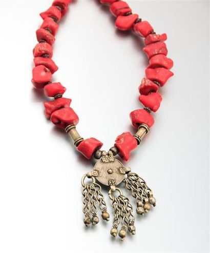 null Collier en galets de corail rouge alterné de bagues filigrané, il est terminé...