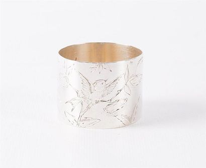 null Rond de serviette en argent à décor gravé d'oiseaux branchés
Haut. : 3,5 cm...