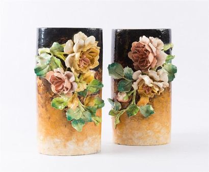 null Paire de vases en faïence à décor en barbotine de tiges de roses
(éclats)
Haut....