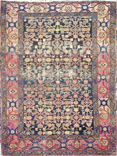 null Tapis en laine à décor de motifs géométriques
152 x 117 cm
(fortes usures)