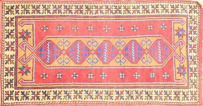 null Tapis en laine à décor de motifs géométriques sur fond rouge
157 x 79 cm