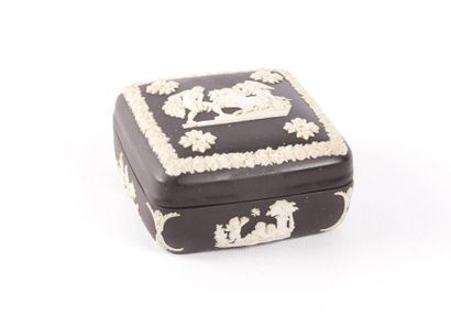 null WEDGWOOD 
Bonbonnière de forme carrée en biscuit de porcelaine avec décor en...
