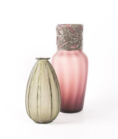 null Vase en verre teinté mauve dans la masse, le col ourlé d'une monture en résine
(accidents...