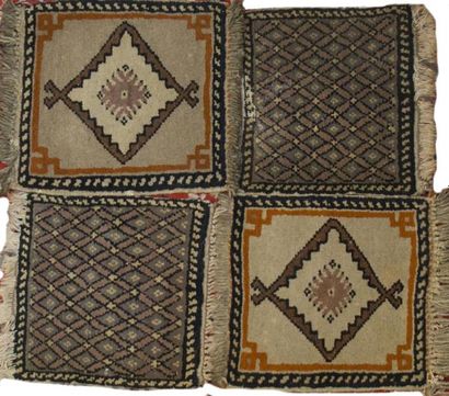 null Deux paires de petits tapis de dessous en laine à motifs géométriques
(usures,...