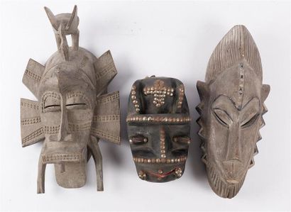 null Lot de trois masques africains en bois l'un est surmonté d'un oiseau (Haut....