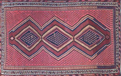 null Kilim à décor de trois losanges sur fond brique/rosé
XXème siècle
(quelques...