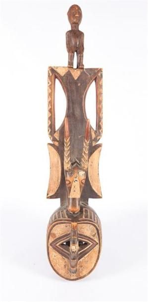 null NORD OUEST AFRIQUE 
Important masque en bois naturel sculpté et peint, le crane...