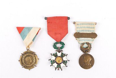 null [ORDRES ET DECORATIONS]
Lot de trois médailles comprenant : 
- Ordre de la Légion...