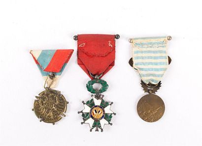 null [ORDRES ET DECORATIONS]
Lot de trois médailles comprenant : 
- Ordre de la Légion...