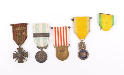 null [ORDRES ET DECORATIONS]
Lot de quatre médailles comprenant : 
- Médaille coloniale...