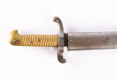 null Sabre-baïonnette modèle 1842, lame yatagan de 57,2 cm marquée sur le dos plat...