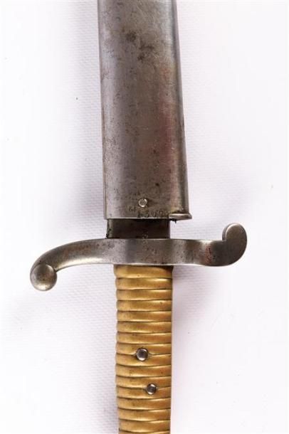null Sabre-baïonnette modèle 1842, lame yatagan de 57,2 cm marquée sur le dos plat...
